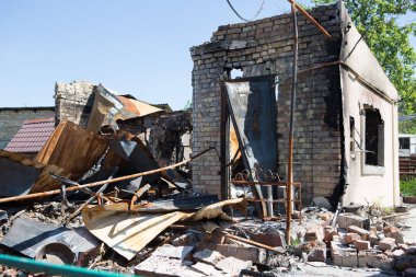 Hostomel, UKRAINE 19 Mayıs 2022: Rusya 'nın Ukrayna' ya karşı savaşı. İşgalden ve 19 Mayıs 2022 'de Rus ordusu tarafından bombalandıktan sonra yıkılan yerleşim yerleri..