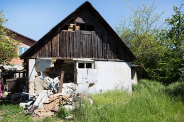 Hostomel, UKRAINE 19 Mayıs 2022: Rusya 'nın Ukrayna' ya karşı savaşı. İşgalden ve 19 Mayıs 2022 'de Rus ordusu tarafından bombalandıktan sonra yıkılan yerleşim yerleri..