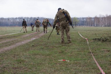 Berezivka, UKRAINE - 21 Nisan 2022: Rusya Ukrayna 'ya karşı savaş. Rus ordusu 21 Nisan 2022 'de bölgeyi işgal ettikten sonra Ukraynalı istihkamcılar bölgeyi boşalttı..