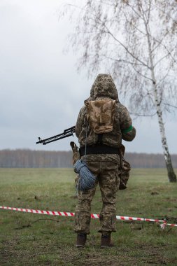 Irpin, UKRAINE - 21 Nisan 2022 Rusya 'nın Ukrayna' ya karşı savaşı. Ukrayna ordusu 21 Nisan 2022 'de muharebe pozisyonlarında nöbet tutuyor..