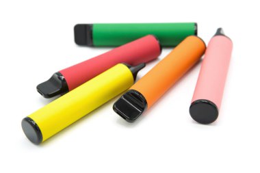 Beyaz arka planda izole edilmiş renkli tek kullanımlık elektronik sigara seti. Modern sigara, buhar ve nikotin konsepti.