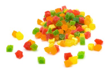 Beyaz arka planda izole edilmiş şekerli meyve. Kurutulmuş meyve karışımı. Dağılın, dağılın..