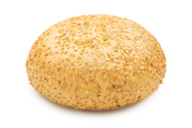 Beyaz arka planda izole edilmiş susamlı burger ekmeği. Kesme yolu.