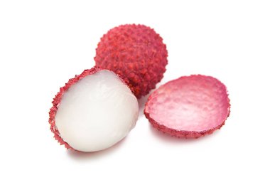 Taze olgun liçi meyveleri beyaz arka planda izole edilmiş. Kesme yolu.