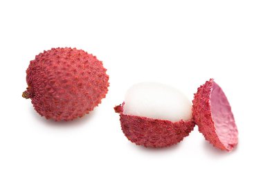 Taze olgun liçi meyveleri beyaz arka planda izole edilmiş. Kesme yolu.