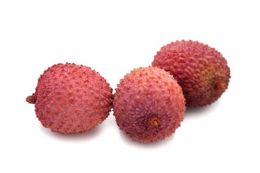 Taze olgun liçi meyveleri beyaz arka planda izole edilmiş. Kesme yolu.