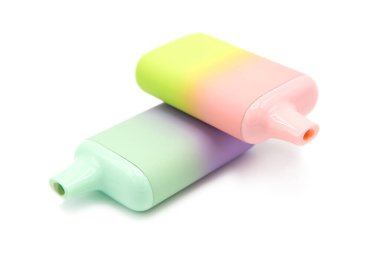 Tek kullanımlık elektronik sigara ve beyaz arka planda izole edilmiş şarj. Modern sigara, buhar ve nikotin konsepti.