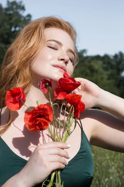 Young Beautiful Woman Enjoys Her Vacation Bouquet Poppies — 스톡 사진