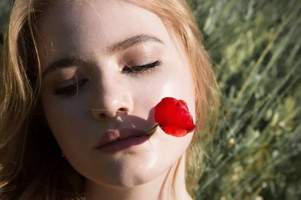 Young Beautiful Woman Holds Poppy Flower Her Mouth Flower Petal — 스톡 사진