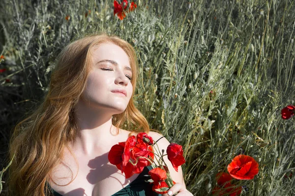 Young Beautiful Woman Resting Lying Grass Field Bouquet Poppies — ストック写真