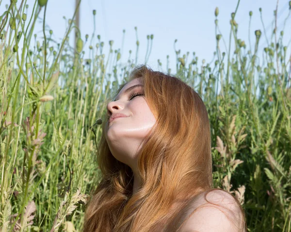 Young Beautiful Woman Resting Rays Sun Lying Grass Field — Foto de Stock