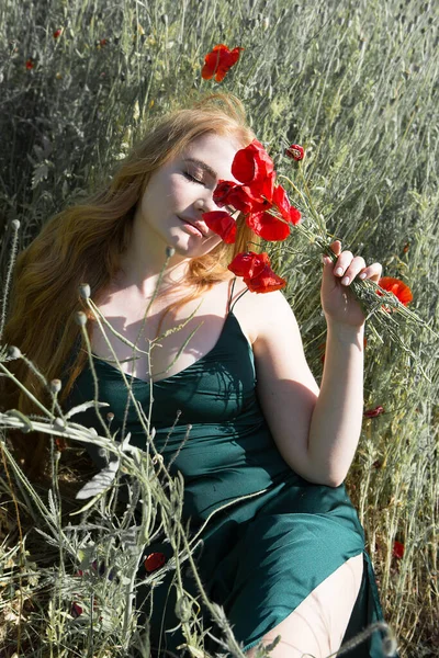 Молода Красива Жінка Відпочиває Променях Сонця Лежить Траві Полі Букетом — стокове фото