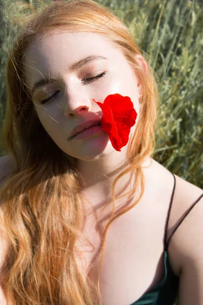 Joven Mujer Hermosa Sosteniendo Una Flor Amapola Boca Pétalo Flor — Foto de Stock