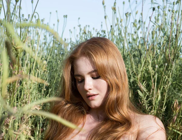 Молода Красива Жінка Відпочиває Променях Сонця Сидячи Траві Полі — стокове фото