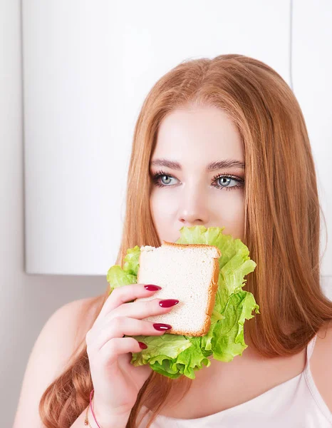 Porträtt Ung Vacker Hungrig Kvinna Som Äter Smörgås Föda — Stockfoto