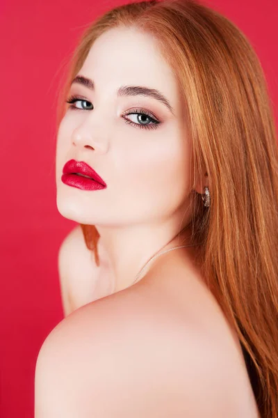 Elegante Mujer Joven Impresionante Con Hermoso Maquillaje Aislado Sobre Fondo — Foto de Stock