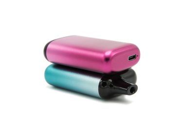 Tek kullanımlık elektronik sigara ve beyaz arka planda izole edilmiş şarj. Modern sigara, buhar ve nikotin konsepti.