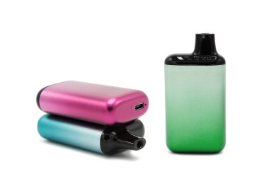 Tek kullanımlık elektronik sigara ve beyaz arka planda izole edilmiş şarj. Modern sigara, buhar ve nikotin konsepti.