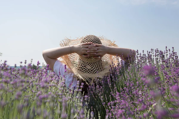 Mujer Sombrero Paja Está Sentado Campo Lavanda Disfrutar Aromaterapia Vista — Foto de Stock