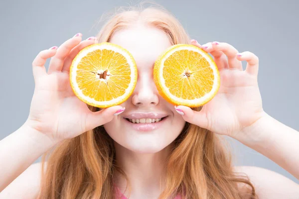 Young Smiling Woman Holding Juicy Halves Orange Her Hands Eyes — Stok fotoğraf