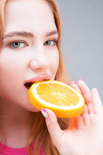 Молодая Красивая Женщина Ест Сочную Половину Апельсина Изолированного Сером Фоне — стоковое фото