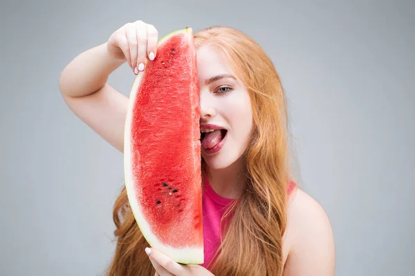 Αστεία Νεαρή Όμορφη Γυναίκα Τρώει Καρπούζι Απομονωμένο Γκρι Φόντο Υγιεινή — Φωτογραφία Αρχείου