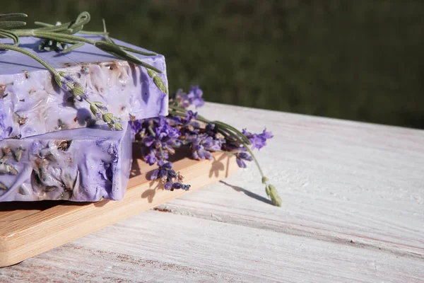 Lavendelzeep Een Vintage Wit Houten Bord — Stockfoto