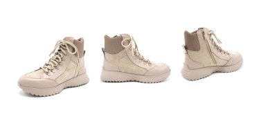 Beyaz arka planda izole edilmiş süet deri botlar. Her yönden görüntüle.