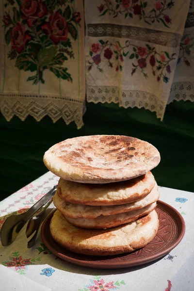 Palyanytsya Doftande Ukrainskt Bröd Traditionella Ukrainska Plattbröd Lerplatta Bordet — Stockfoto