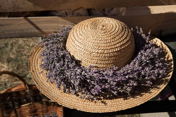Chapéu Palha Tecido Com Uma Coroa Flores Lavanda — Fotografia de Stock