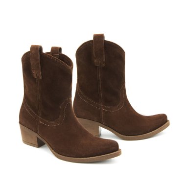 Beyaz arka planda izole edilmiş bir çift süet deri bot..