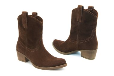 Beyaz arka planda izole edilmiş bir çift süet deri bot..