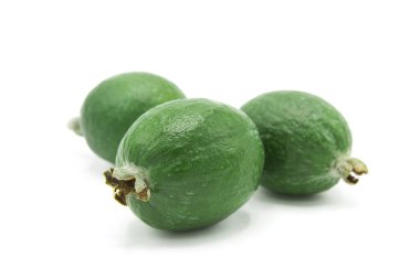 Beyaz arka planda izole edilmiş taze taze feijoa..