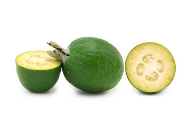 Taze taze feijoa, beyaz arka planda tamamen soyutlanmış..