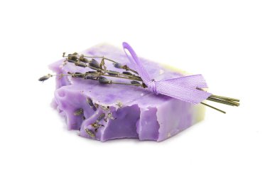 Beyaz arka planda çiçekli lavanta sabunu. Organik vücut bakım ürünleri. El yapımı..