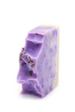 Beyaz arka planda çiçekli lavanta sabunu. Organik vücut bakım ürünleri. El yapımı..