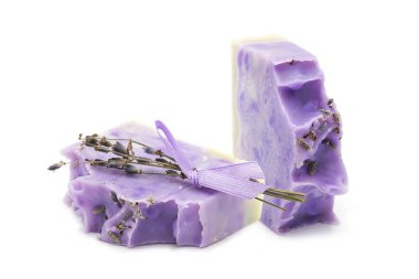 Beyaz arka planda çiçekli lavanta sabunu. Organik vücut bakım ürünleri. El yapımı..