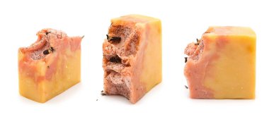 Beyaz arka planda karanfilli turuncu el yapımı sabun. Organik vücut bakım ürünleri. Tüm perspektiflerden bak.