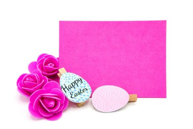 Üzerinde gül çiçekleri ve renkli yumurtalar olan pembe boş tebrik kartı. Uzayı kopyala Metin için boş alan. Mutlu Paskalyalar!