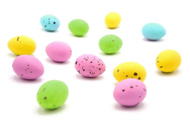 Beyaz arka planda izole edilmiş rengarenk paskalya yumurtaları. Mutlu Paskalyalar! 