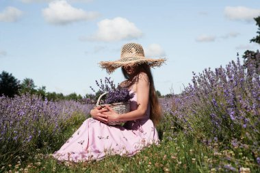 Genç, seksi, güzel bir kadın. Çiçeklerle dolu bir sepet gökyüzünde otururken rahatlıyor..