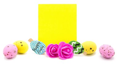 Tebrik kartı, renkli yumurta ve çiçekli mandallar. Uzayı kopyala Metin için boş alan. Mutlu Paskalyalar!