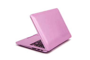 Pembe dizüstü bilgisayar beyaz arkaplanda izole edildi.