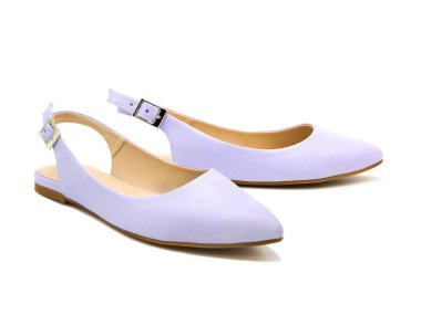 Beyaz arka planda izole edilmiş bir çift şık deri ayakkabı. Sandaletler.