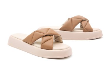 Beyaz arka planda izole edilmiş bir çift deri terlik.. 