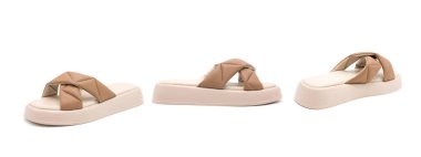 Beyaz arka planda izole edilmiş bir çift deri terlik. Her yönden görüntüle.