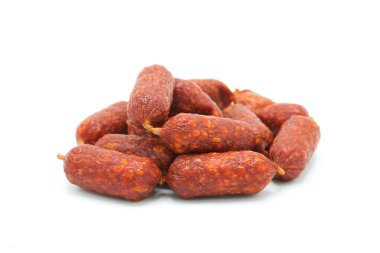 Beyaz arka planda izole edilmiş kurutulmuş mini füme sosis yığını. Et ürünleri ve lezzetler.