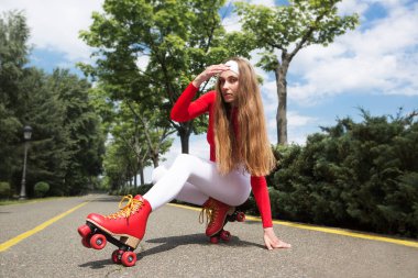 Genç, seksi, patenci kadın spor için yolda paten yapmaya gider..