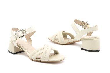 Beyaz arka planda izole edilmiş bir çift şık deri ayakkabı. Sandaletler.