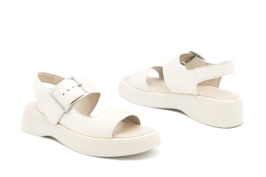 Beyaz arka planda izole edilmiş bir çift şık deri ayakkabı. Sandaletler.